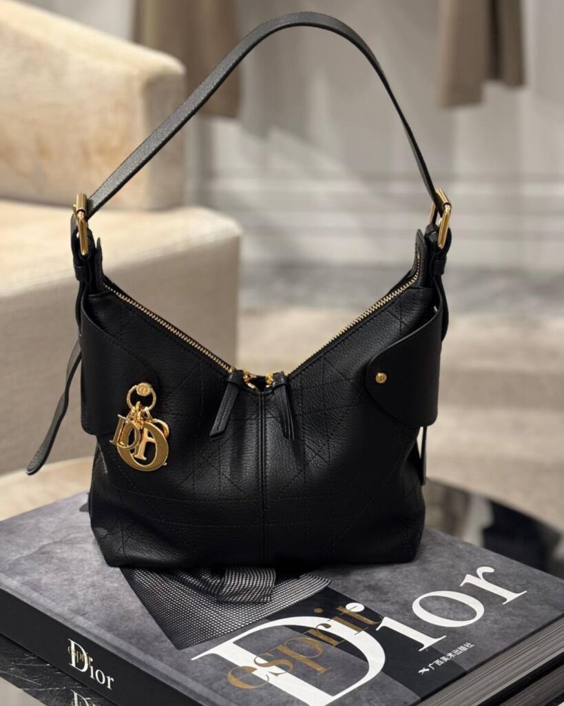 Dior оригинал из Италии — черная кожаная сумка с золотой фурнитурой