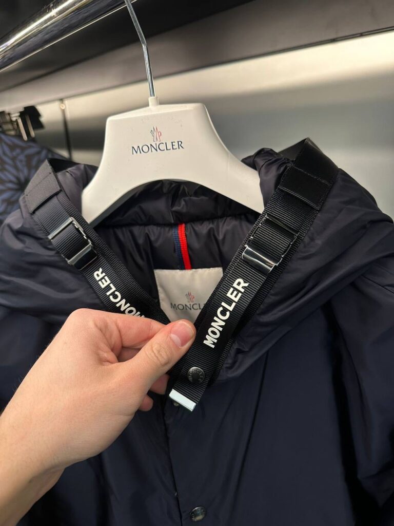 Деталь оригинального пуховика Moncler из Италии